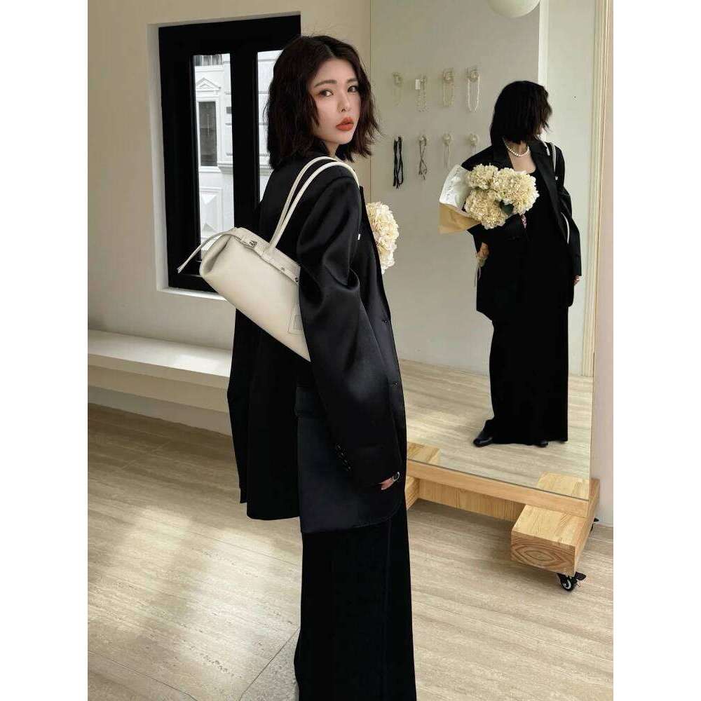 Designer Bags Strict Select High Quality Cow Leather Horizontal Bowling Tote Niche All-Purpose Leisure Kakhi Color Women Long Handle Handbag Luxury Ba