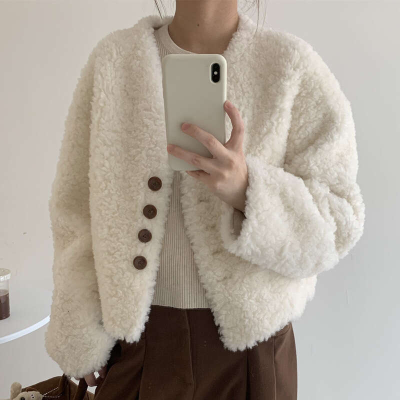 Sheep lamb wool Korean version 2025 winter new sheep shearing fur integrated fur jacket women's v-neck short