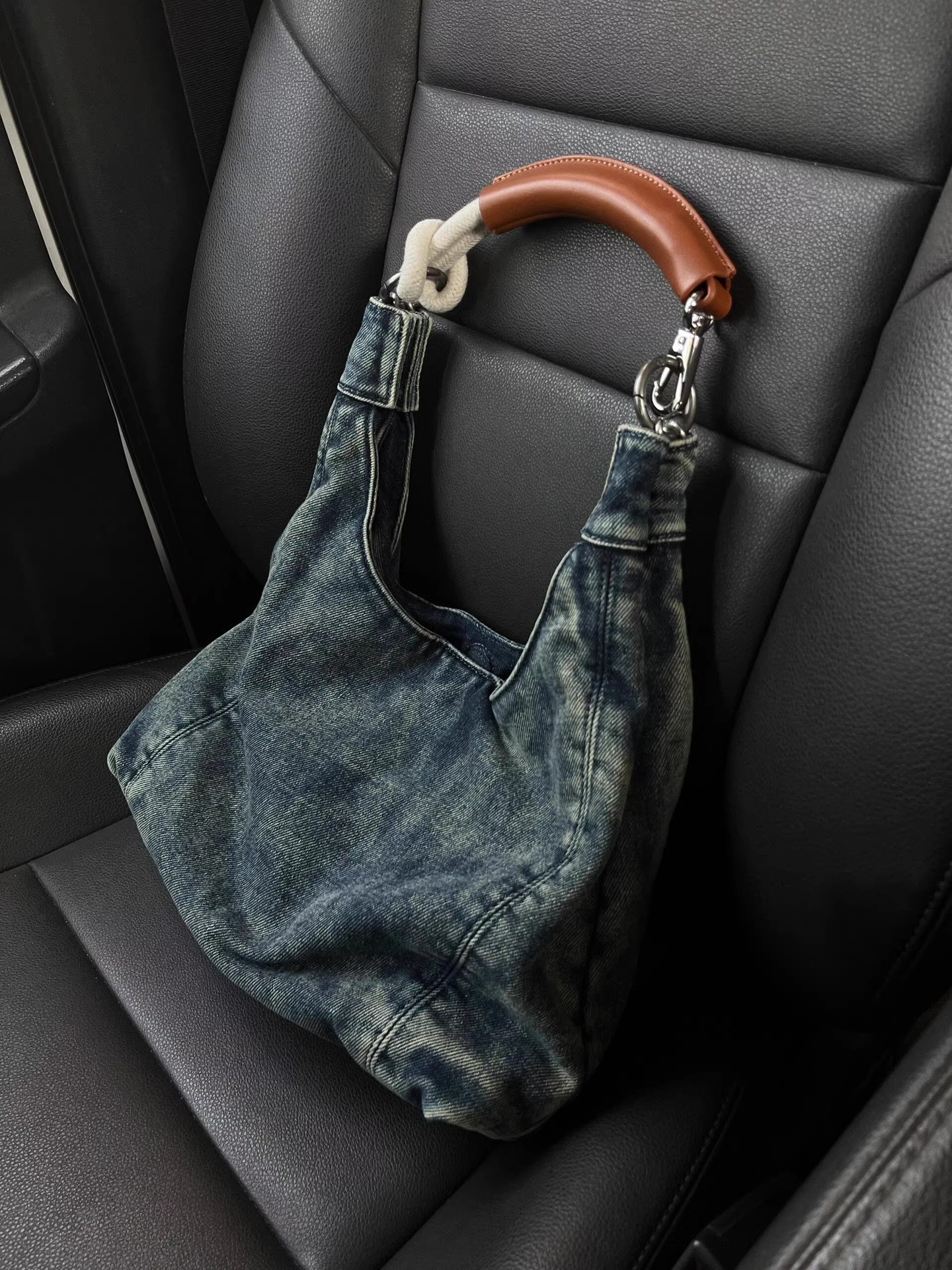 2025 Autumn New Women's Shoulder Bag Denim Handbag Niche Casual Commuting Armpit Bag Spicy Women's Crossbody Bag Autumn New Designer Bag