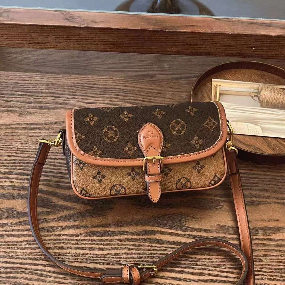 DHessentials Vintage Nurse Bag - Stylish PVC Crossbody Purse for Women, Retro Shoulder Bag (20x11cm, 550g)