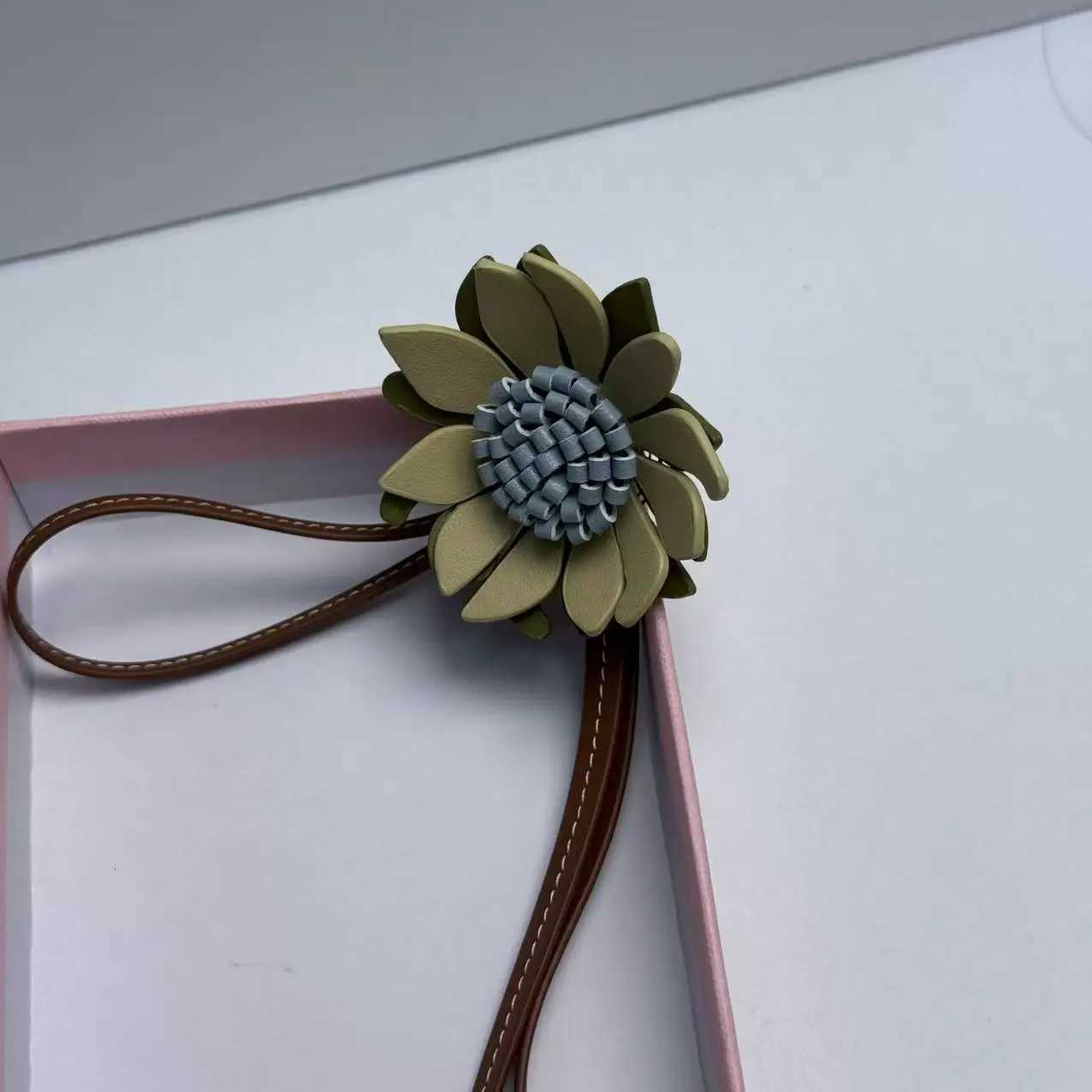 Pearl Accent Bag Hanger Elegant Shoulder Backpack Accessory Ladies Luxury Decor Piece Y250815