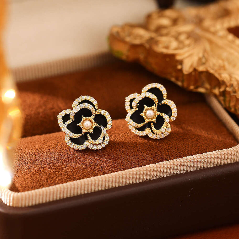 New Camellia Stud Sier Needle Niche Personality Design Earrings Elegant French Style Flower Women's Ear Jewelry