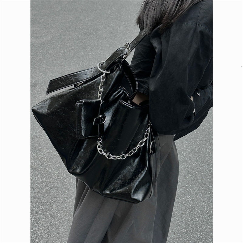 Autumn New Women's Shoulder Bag Black Large Capacity Armpit Bag Spicy Girl Commuting Style Handbag Casual Retro Chain Women's Crossbody Bag 