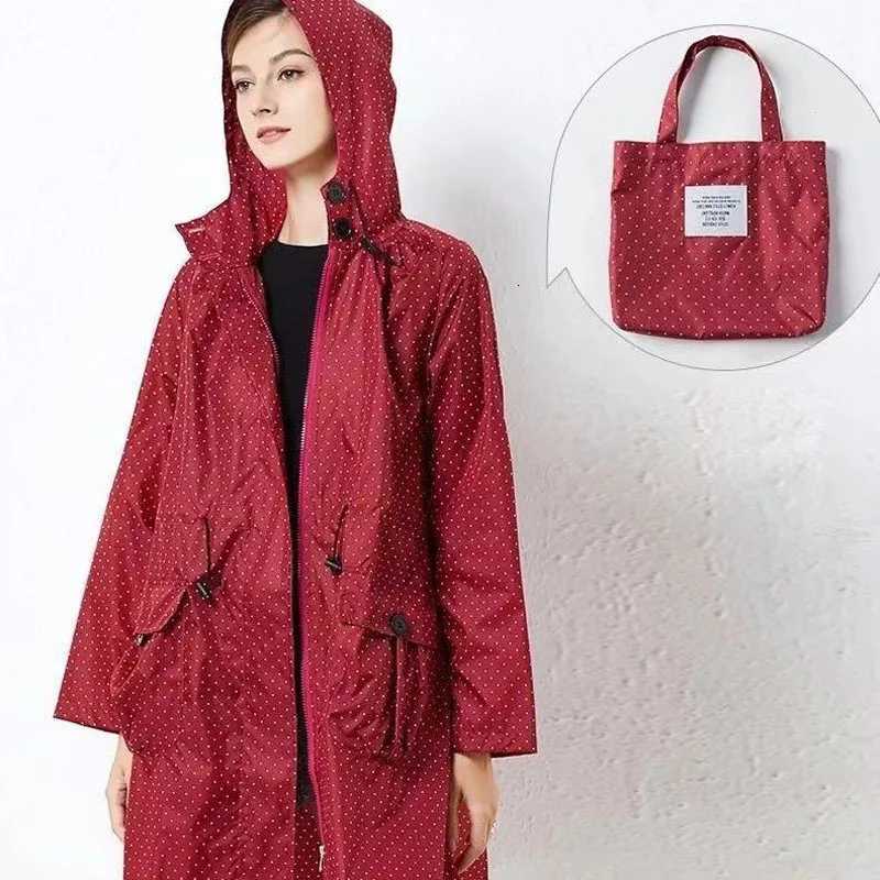 Fashion Lightweight Women Breathable Raincoat Outdoor Portable Men Rain Coat Ponch For Rain Hiking Waterproof Biker Rainwear Y250814