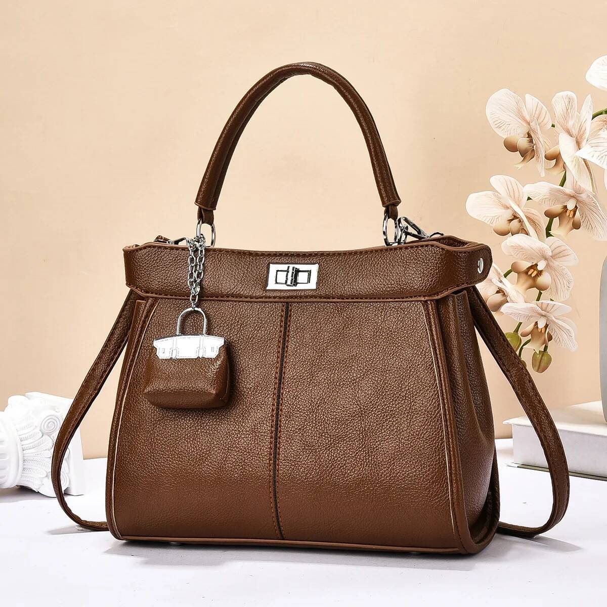 New Fashion Womens Handbags Lock Buckle Large Capacity Shoulder Bags Commuting Trendy Versatile Celebrity Crossbody Bag
