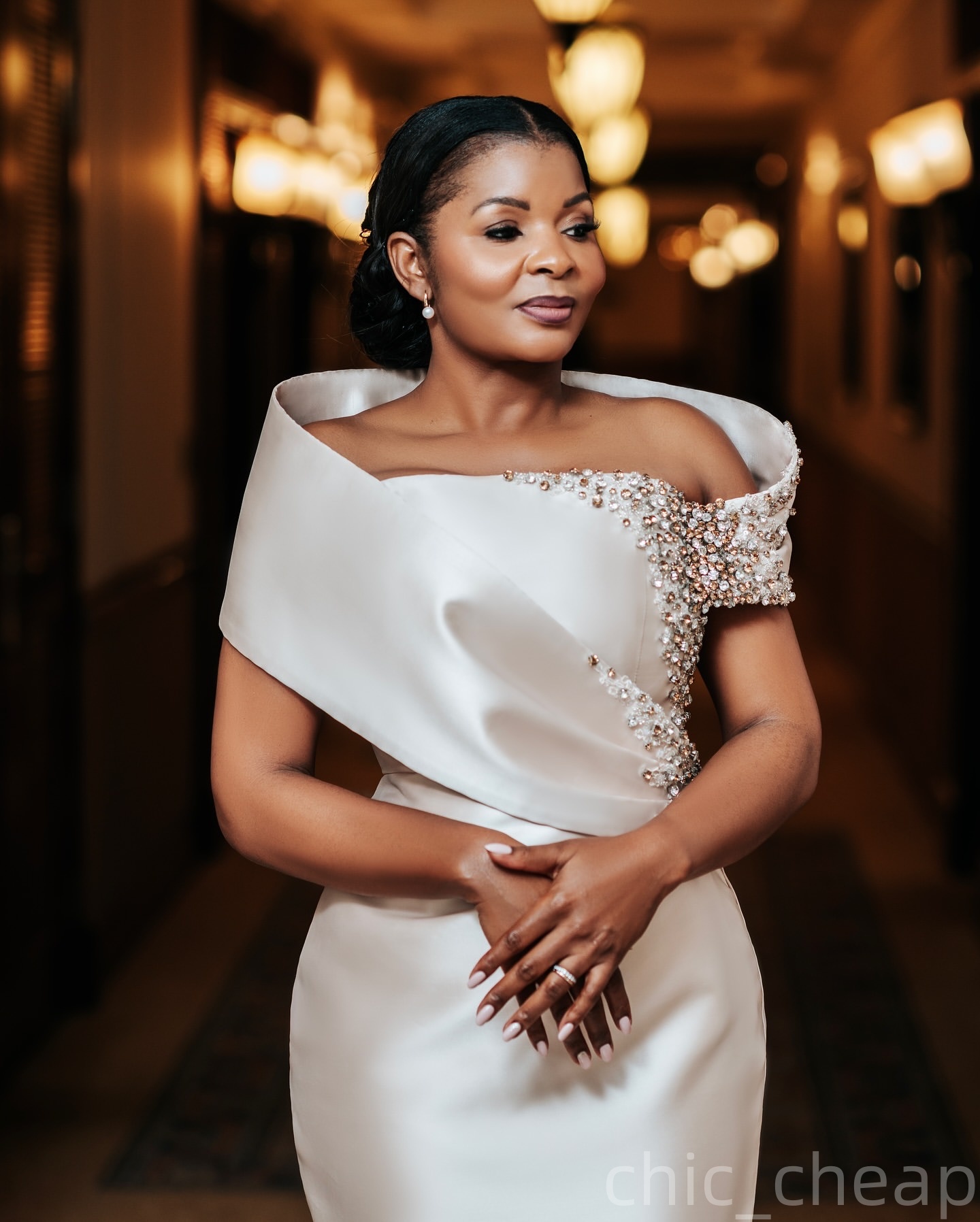 2025 Plus Size Ivory Sheath Mother Of Bride Dresses Lace Crystals Satin Off Shoulder Evening Party Mama's Dress Vintage Birthday Wedding Guest Gr