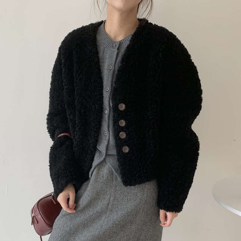 Sheep lamb wool Korean version 2025 winter new sheep shearing fur integrated fur jacket women's v-neck short