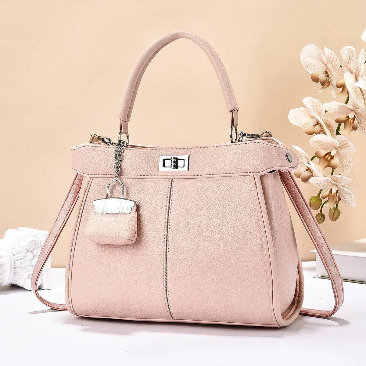 New Fashion Womens Handbags Lock Buckle Large Capacity Shoulder Bags Commuting Trendy Versatile Celebrity Crossbody Bag