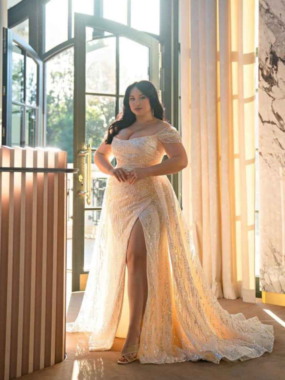 Plus Size Mermaid Wedding Dresses Off Shoulder Sleeveless Splits Bride Dress Sparkly Sequins Sweep Train Bridal Dress Customized