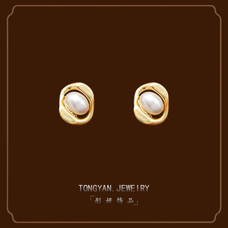 DHcollections Painless Pearl Mosquito Coil Clip-On Earrings for Women Without Piercing, French Style Earrings, Elegant Autumn Winter 2023 New Trend