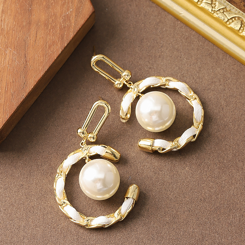 French Style Light Elegant -Style C-Shaped Leather Chain Pearl Earrings Gentle Temperament High-End Feel Sier Needle Ear Jewelry