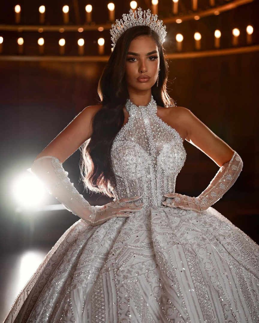 Gorgeous Ball Gown Wedding Dresses Halter Neck Sleeveless Bridal Gowns Sequins Pearl Sweep Train Princess Marriage Gowns Custom Made