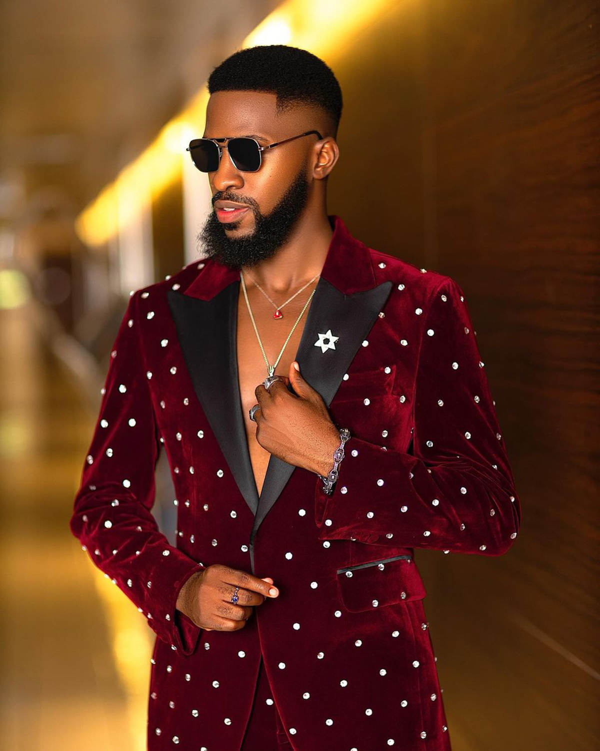 Stylish 2 Pieces Men Wedding Suits Peaked Lapel One Button Beadeds Tuxedos Velvet Prom Party Custom Made