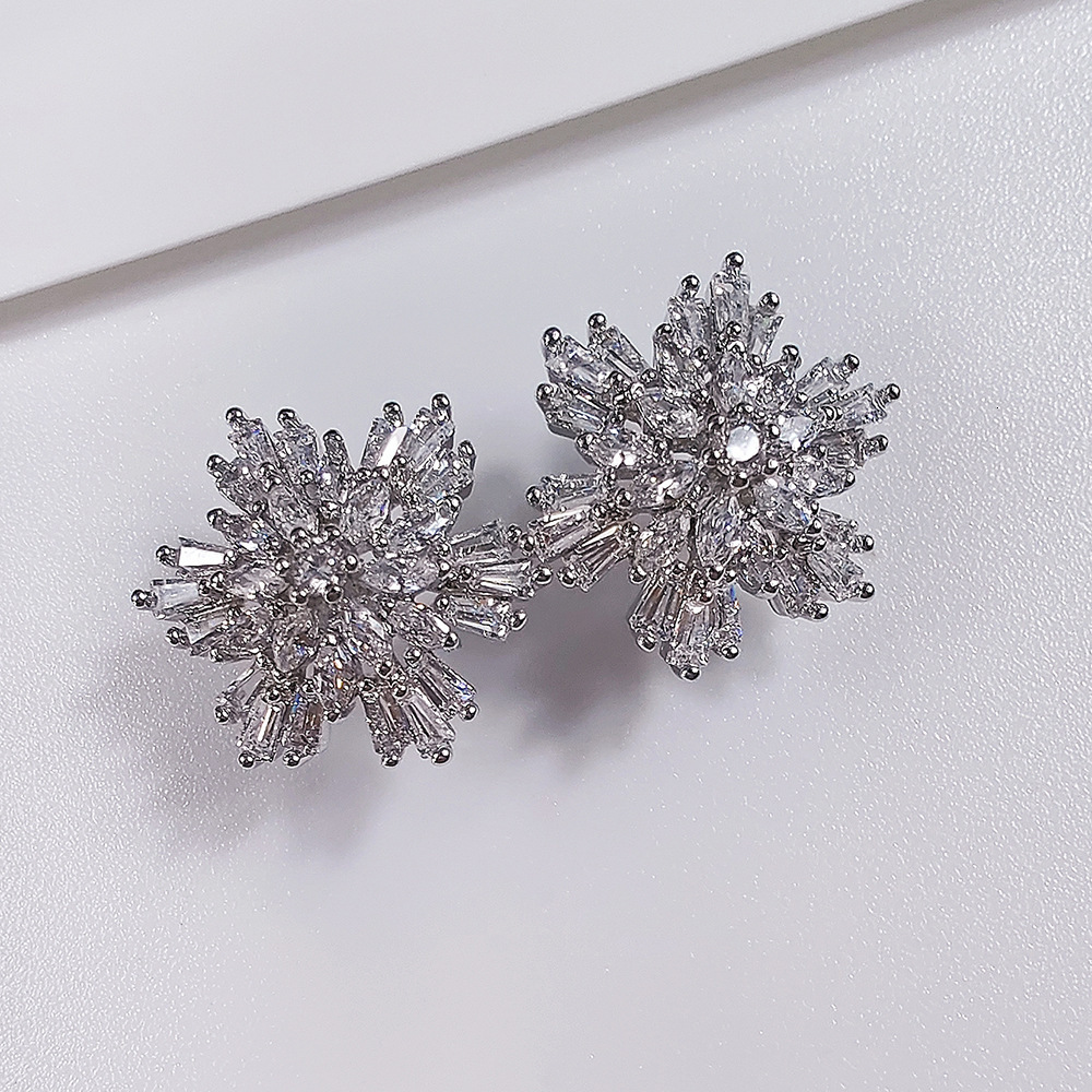 Star Korean and Japanese Style Christmas Snowflake Zircon for Women Sweet Student Earrings E7363