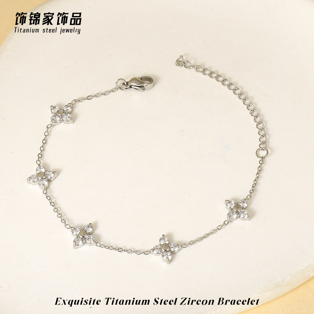 Japanese and Korean Lucky Four-Leaf Clover Star Bracelet for Women, Light Niche Design, High-End Feel, Non-Fading, Stackable Jewelry Jewelry for Women