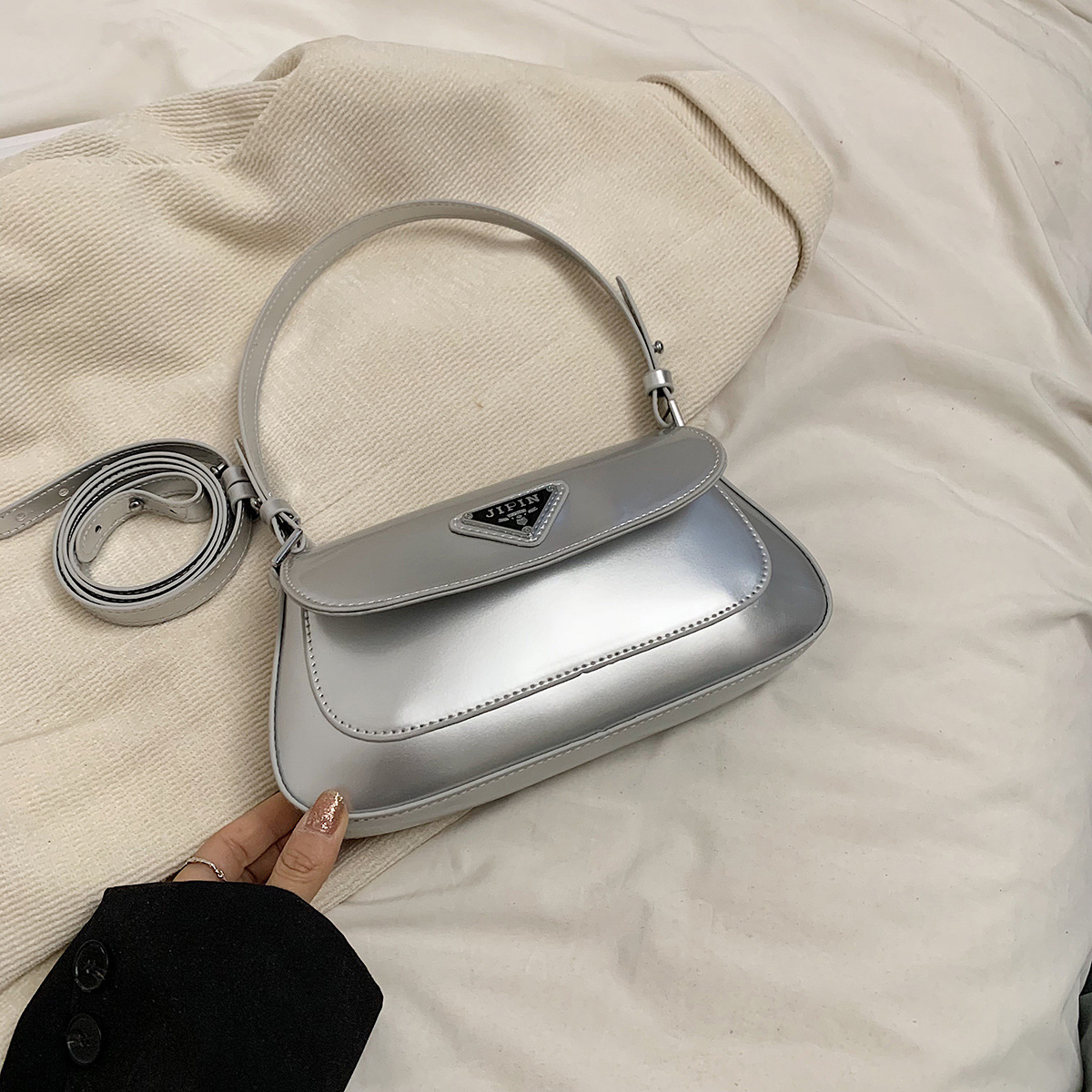 Exquisite and fashionable armpit bag women's 2025 hot new style stylish and versatile solid color bright surface shoulder bag high texture trendy