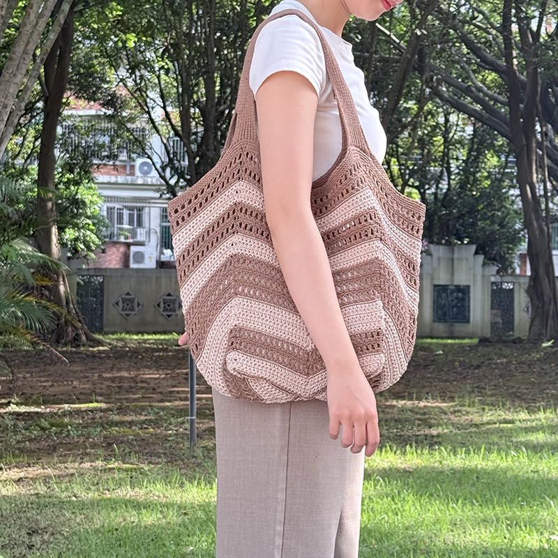 2025 Autumn New Women's Shoulder Bag Commuting Women's Hollow Woven Bag New Large Capacity Leisure Vacation Knitted Bag Autumn New Designer 