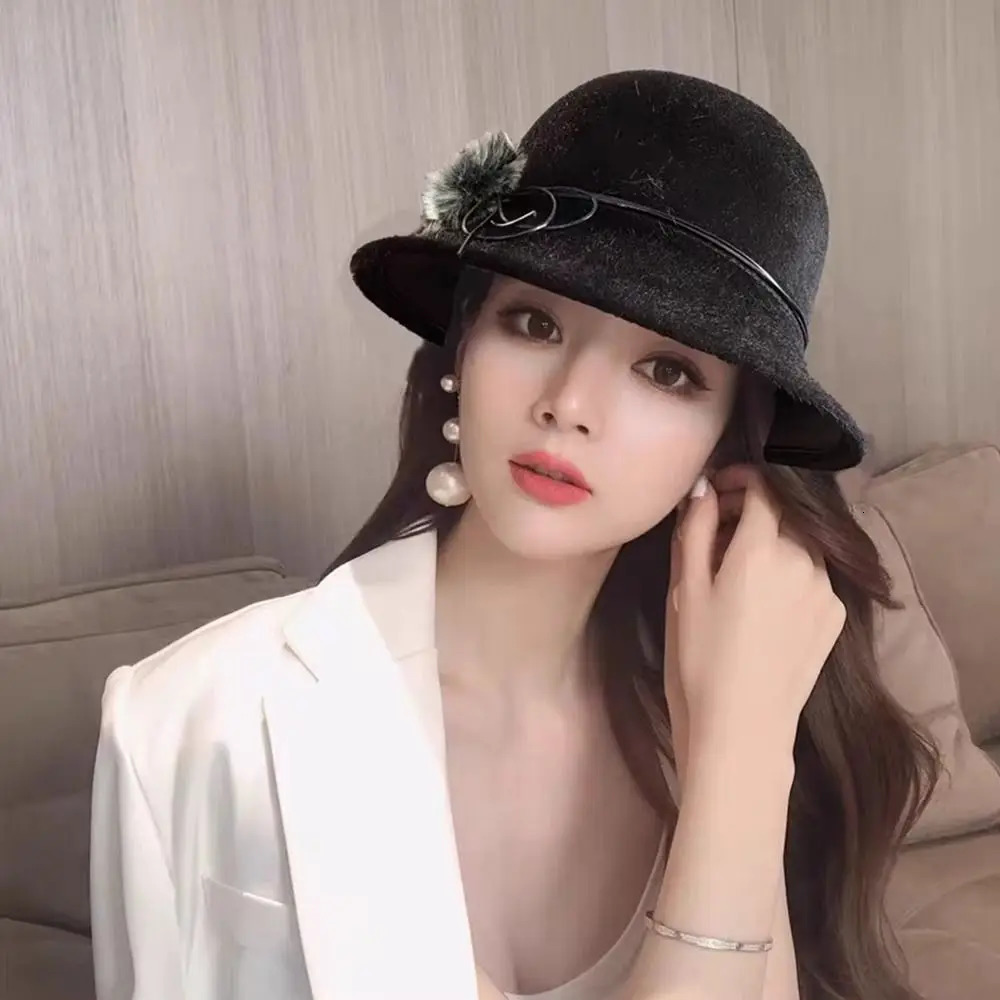 Vintage Outdoor Warm Ladies Fedoras Cap with Fur Ball Solid Color Casual Basin Hat Windproof Fisherman Hat for Autumn Winter 250808