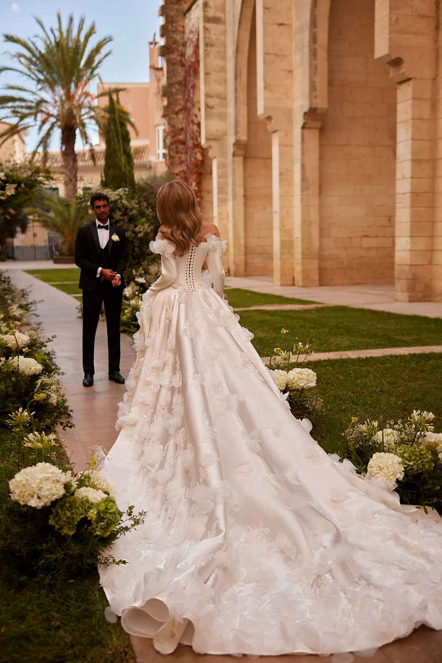 Elegant A Line Wedding Gowns Off Shoulder Long Sleeve Appliques Wedding Dress Sequins Floor Length Bridal Dresses Customized