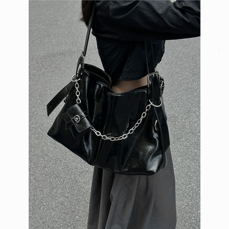 Autumn New Women's Shoulder Bag Black Large Capacity Armpit Bag Spicy Girl Commuting Style Handbag Casual Retro Chain Women's Crossbody Bag 