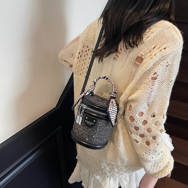 Fashionable Women's Makeup Bag Free Shipping Designer Hot Diamond Hand-held Bucket Bag New Versatile Single Shoulder Crossbody Bag Luxury Phone B