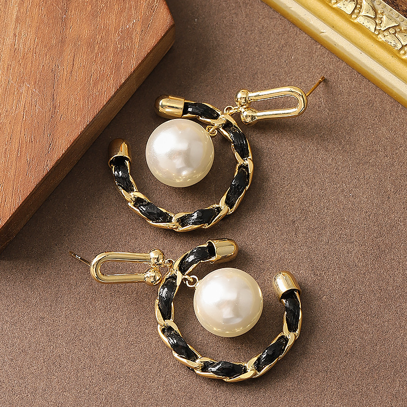 French Style Light Elegant -Style C-Shaped Leather Chain Pearl Earrings Gentle Temperament High-End Feel Sier Needle Ear Jewelry