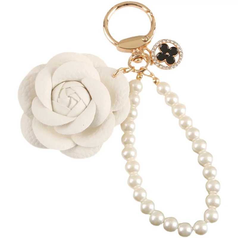Luxury White Black Leather Rose Camellia Flowers Pearls Chain Keychain For Women Trinket Ring Car Bag Pendant Charm X61 Y250815