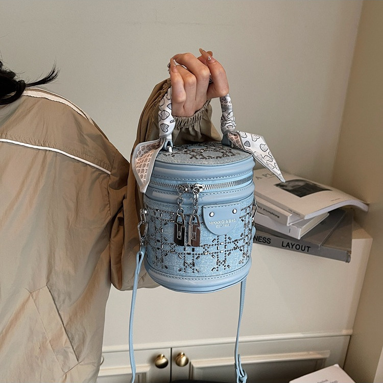 Fashionable Women's Makeup Bag Free Shipping Designer Hot Diamond Hand-held Bucket Bag New Versatile Single Shoulder Crossbody Bag Luxury Phone B