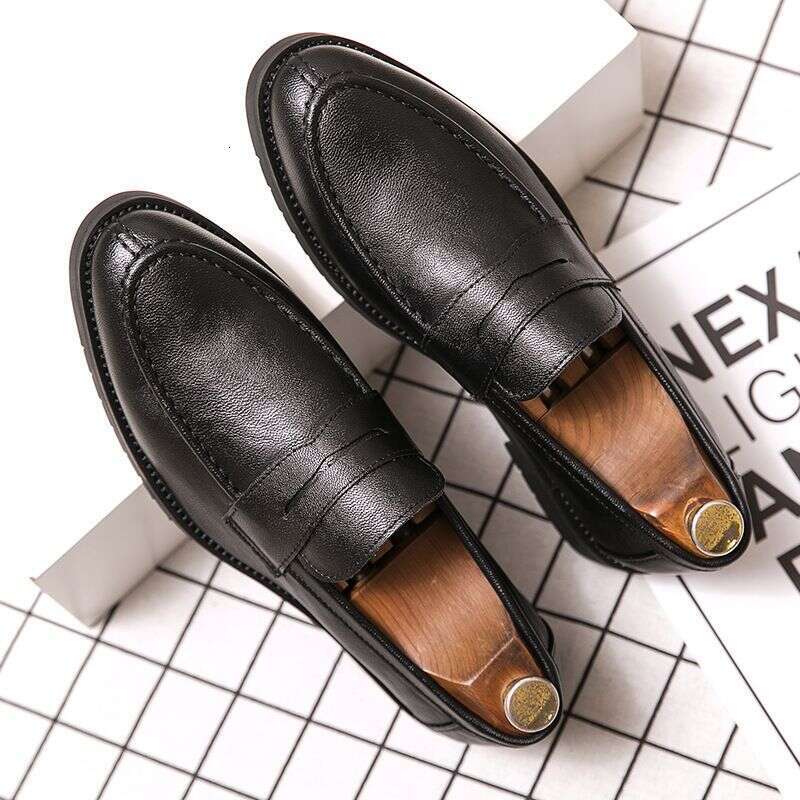 2025 Leather Four Seasons Korean Slip-On British Style Round Toe Loafers Breathable Lazy Casual Men's Shoes Trendy