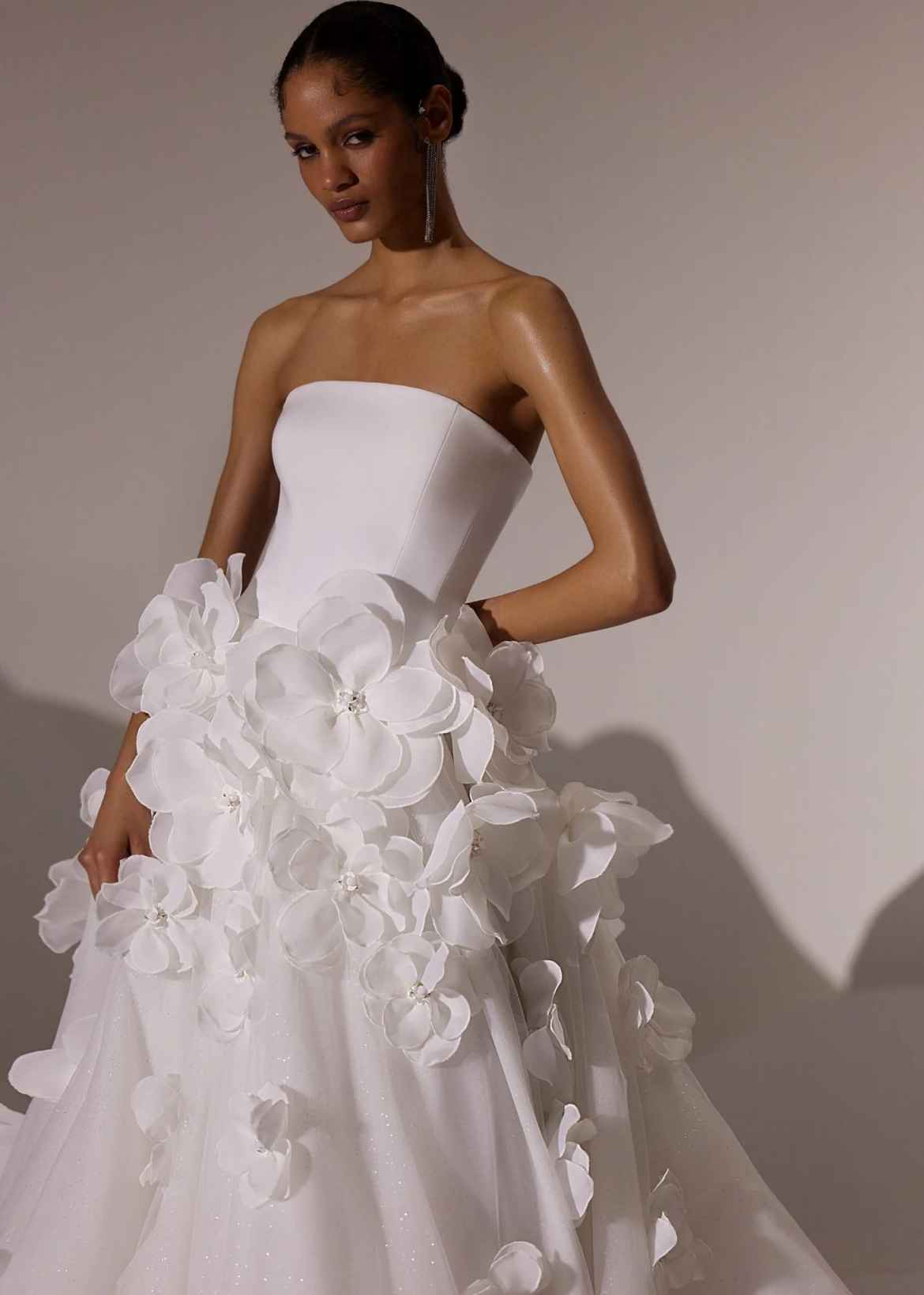 Customized A Line Wedding Dress Hand Made Flowers Bridal Gowns Strapless Backless Sweep Train Illusion Bride Dress