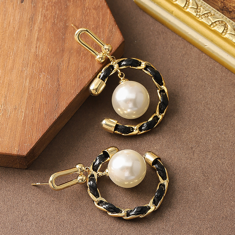 French Style Light Elegant -Style C-Shaped Leather Chain Pearl Earrings Gentle Temperament High-End Feel Sier Needle Ear Jewelry