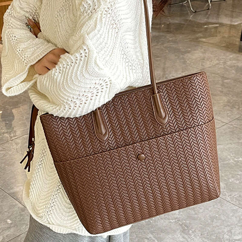 Korean Style Large Capacity Underarm Commuter Women's Bags Designer Women 2025 New Simple Tote Versatile Shoulder Bag