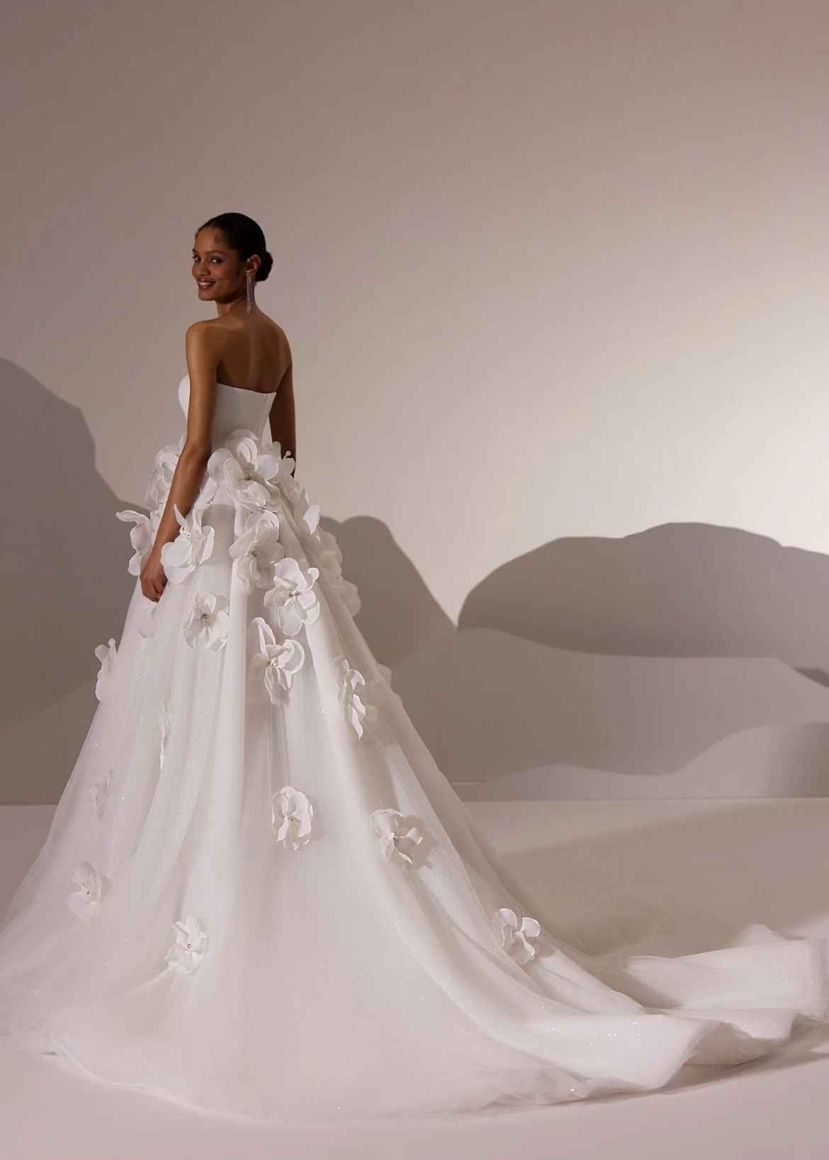 Customized A Line Wedding Dress Hand Made Flowers Bridal Gowns Strapless Backless Sweep Train Illusion Bride Dress