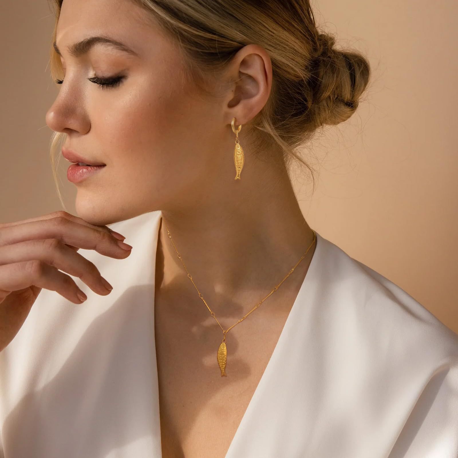 2025 New Arrival Minimalist Niche Small Fish Pendant Necklace Dainty Collarbone Chain for Versatile Stylish Layering