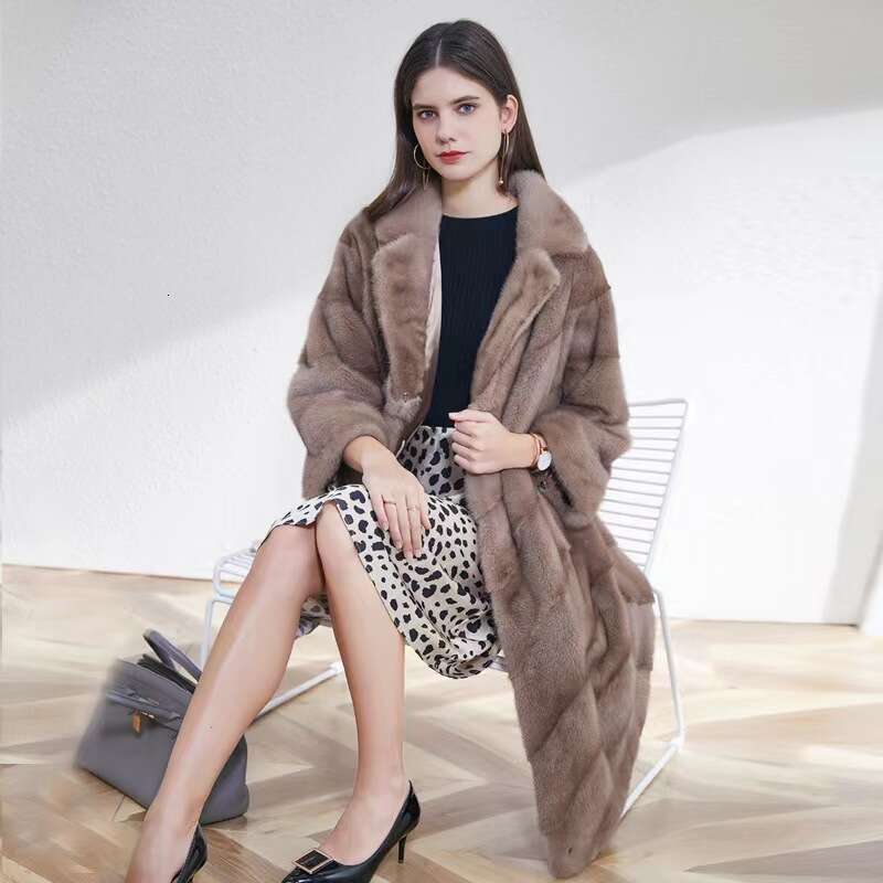 A full-length fur coat imitating mink fur for women, with a suit collar, is a versatile, light luxury, and fashionable lapel