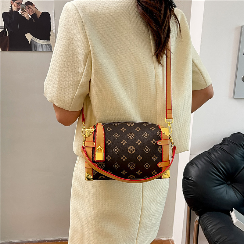 hot free shipping designer shoulder bags casual fashionable Light luxury Tote bag outdoor high-capacity Boston bag for women