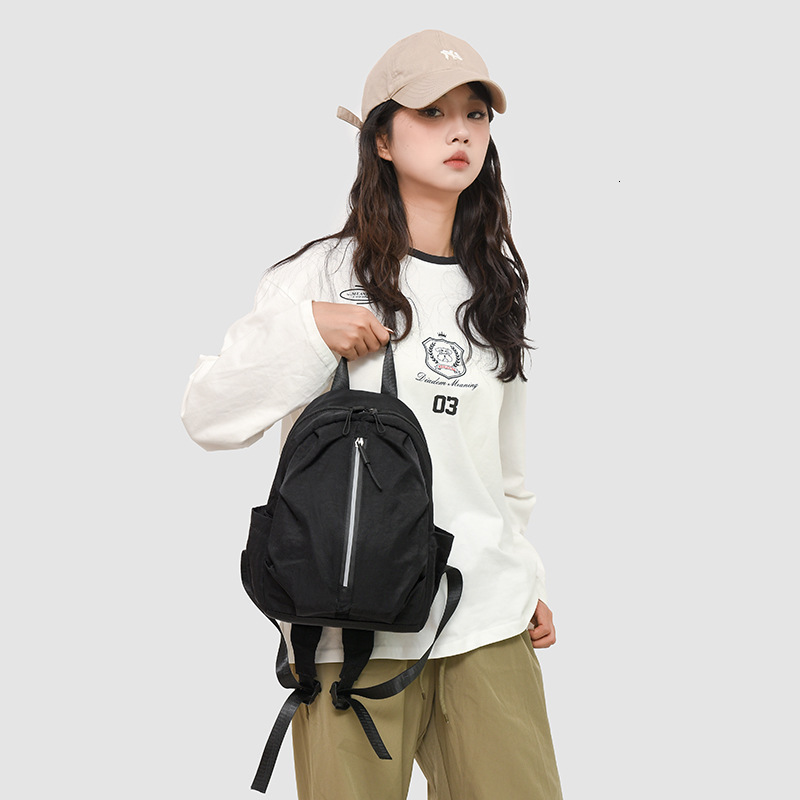 2025 Autumn New Neutral Style Backpack Outdoor Travel Backpack Women's New Small Backpack Commuting Fashion Women's Autumn New Designer Bag