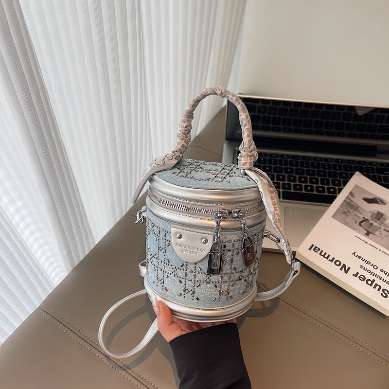 Fashionable Women's Makeup Bag Free Shipping Designer Hot Diamond Hand-held Bucket Bag New Versatile Single Shoulder Crossbody Bag Luxury Phone B