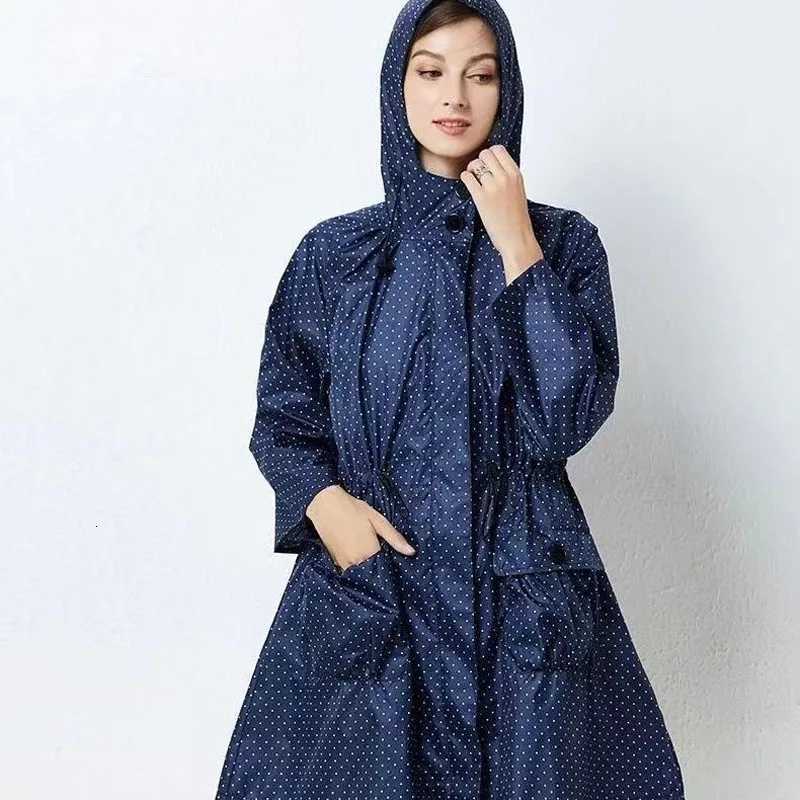 Fashion Lightweight Women Breathable Raincoat Outdoor Portable Men Rain Coat Ponch For Rain Hiking Waterproof Biker Rainwear Y250814