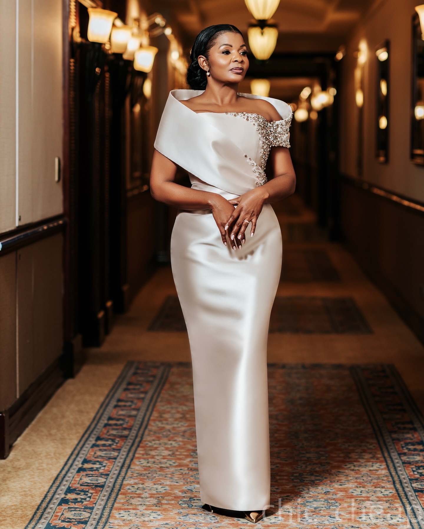 2025 Plus Size Ivory Sheath Mother Of Bride Dresses Lace Crystals Satin Off Shoulder Evening Party Mama's Dress Vintage Birthday Wedding Guest Gr