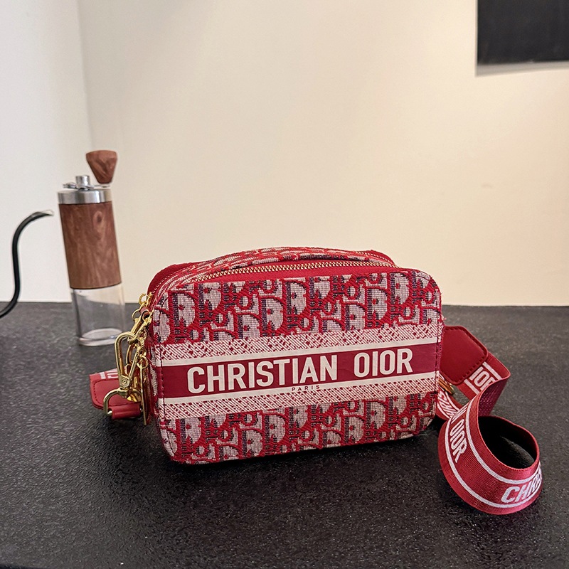 Advanced camera bag for women 2025 new summer letter single shoulder diagonal cross bag, stylish and versatile small square bag free shipping designer