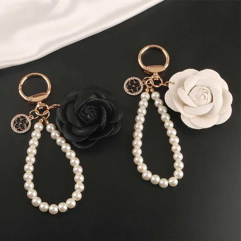 Luxury White Black Leather Rose Camellia Flowers Pearls Chain Keychain For Women Trinket Ring Car Bag Pendant Charm X61 Y250815
