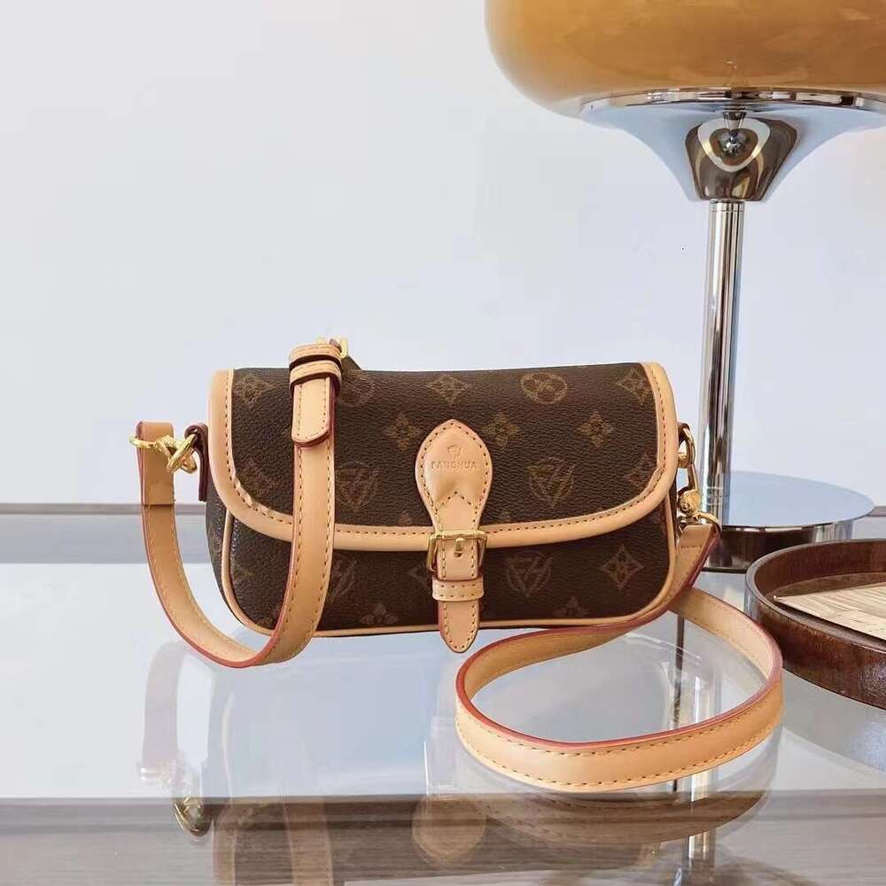 DHessentials Vintage Nurse Bag - Stylish PVC Crossbody Purse for Women, Retro Shoulder Bag (20x11cm, 550g)
