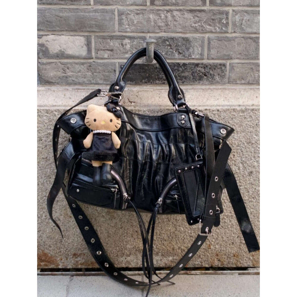 Designer Bag Tote Bag Shoulder Bag New Hot Girl Oil Wax Leather Rivet Design Large Capacity Motorcycle Single Shoulder Crossbody Commuter Handheld Tot