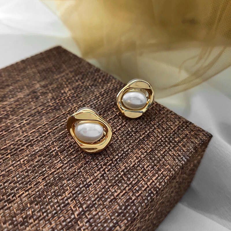 DHcollections Painless Pearl Mosquito Coil Clip-On Earrings for Women Without Piercing, French Style Earrings, Elegant Autumn Winter 2023 New Trend