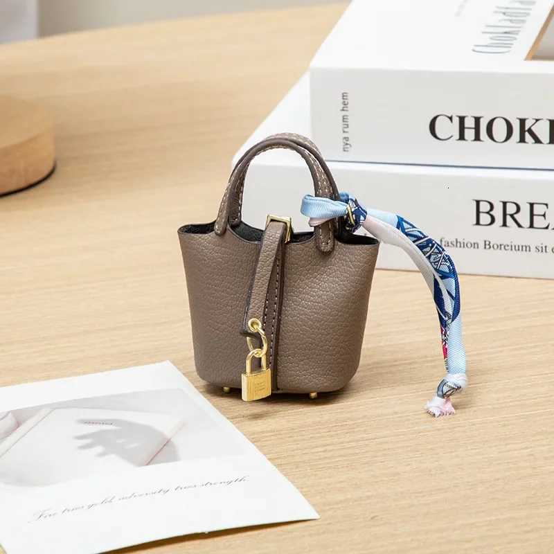High-end leather mini vegetable basket bag pendant car keychain pendant cute and creative phones coin purse Y250815