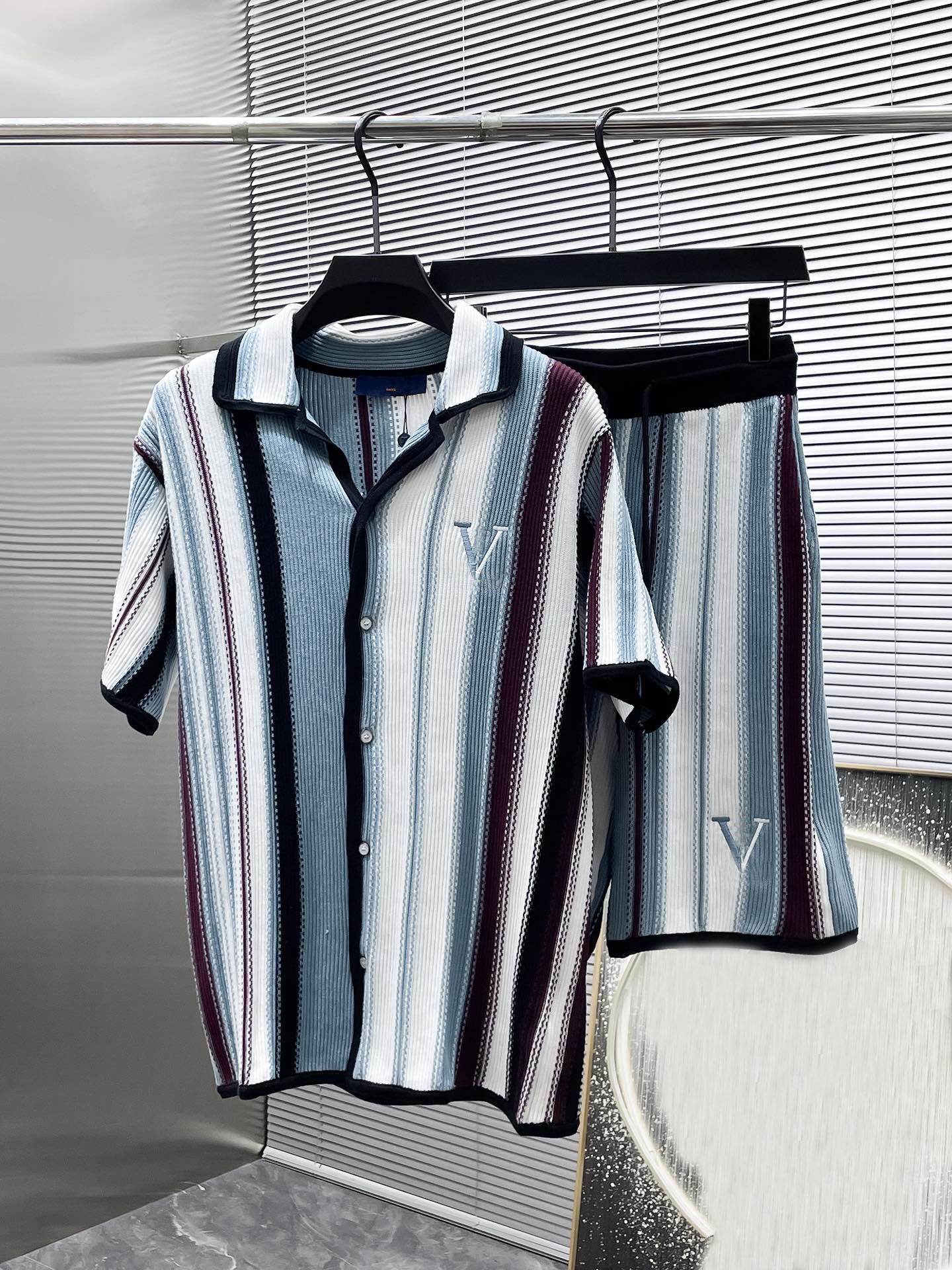 top quality lvs letters embroidered knitted shirts multicolored striped crochet short-sleeved shirt fashion loose men sets