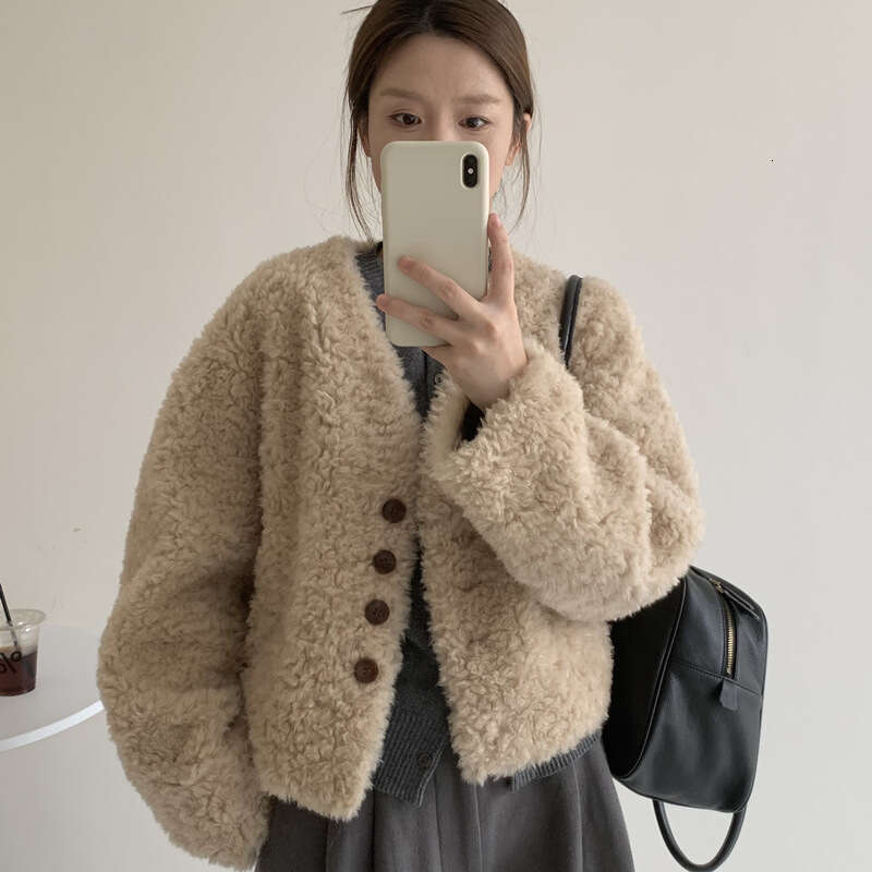 Sheep lamb wool Korean version 2025 winter new sheep shearing fur integrated fur jacket women's v-neck short
