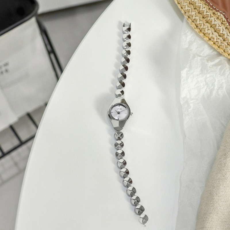 Sophisticated Minimalist Womens Analog Chronograph