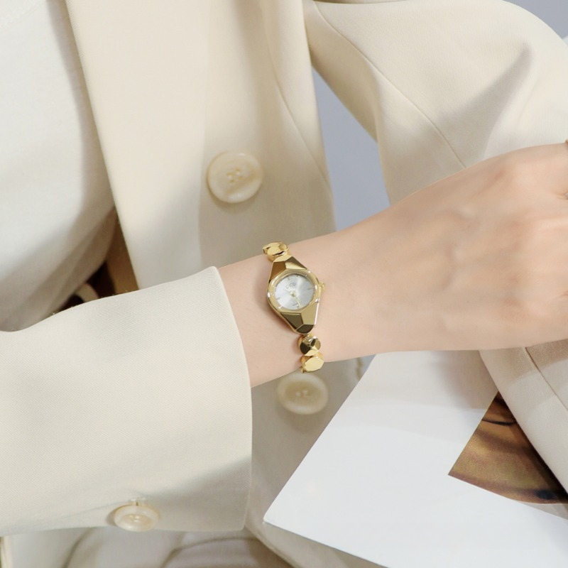 Sophisticated Minimalist Womens Analog Chronograph